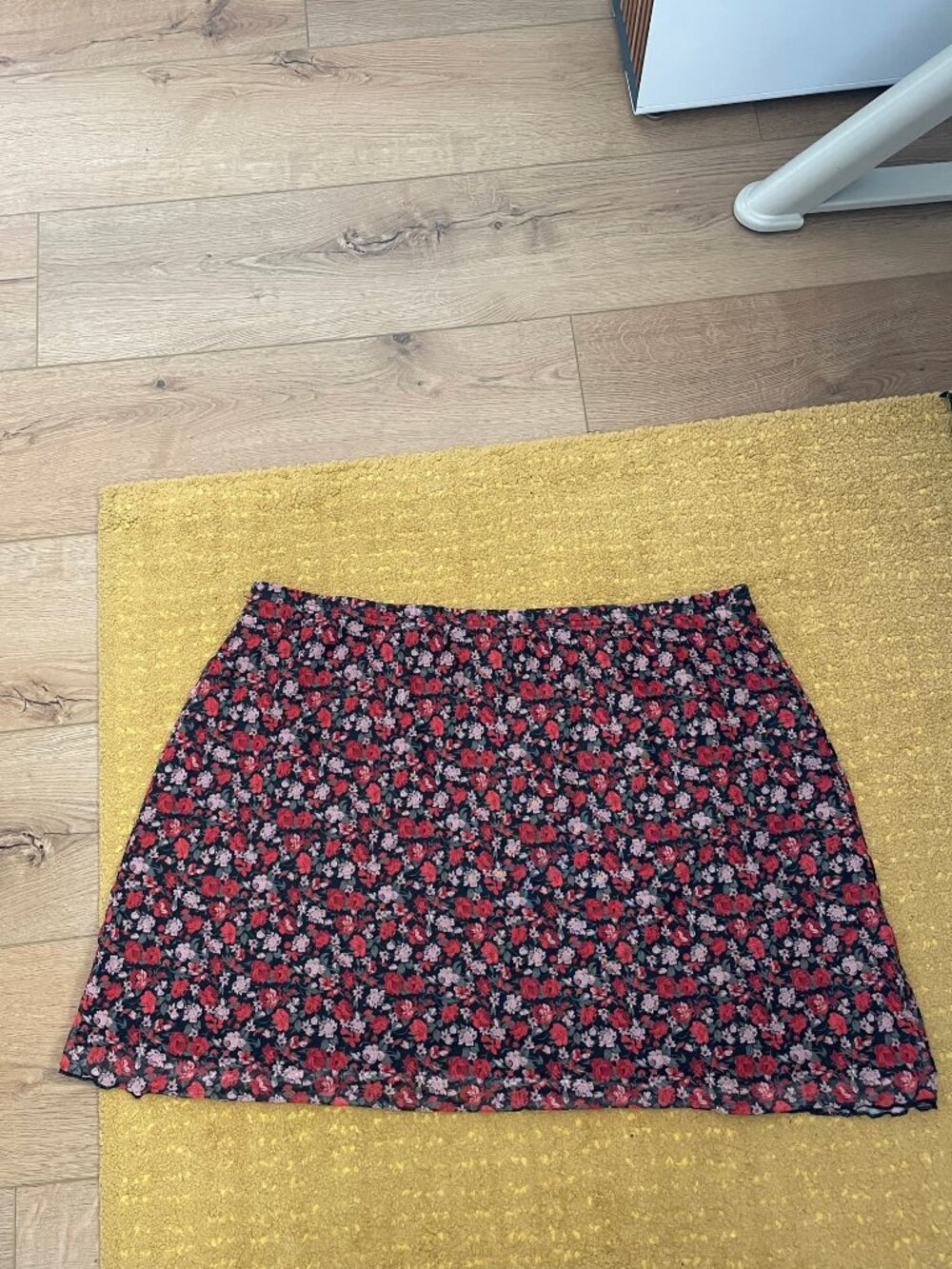 Shein CURVE Red Rose Floral Mini Skirt